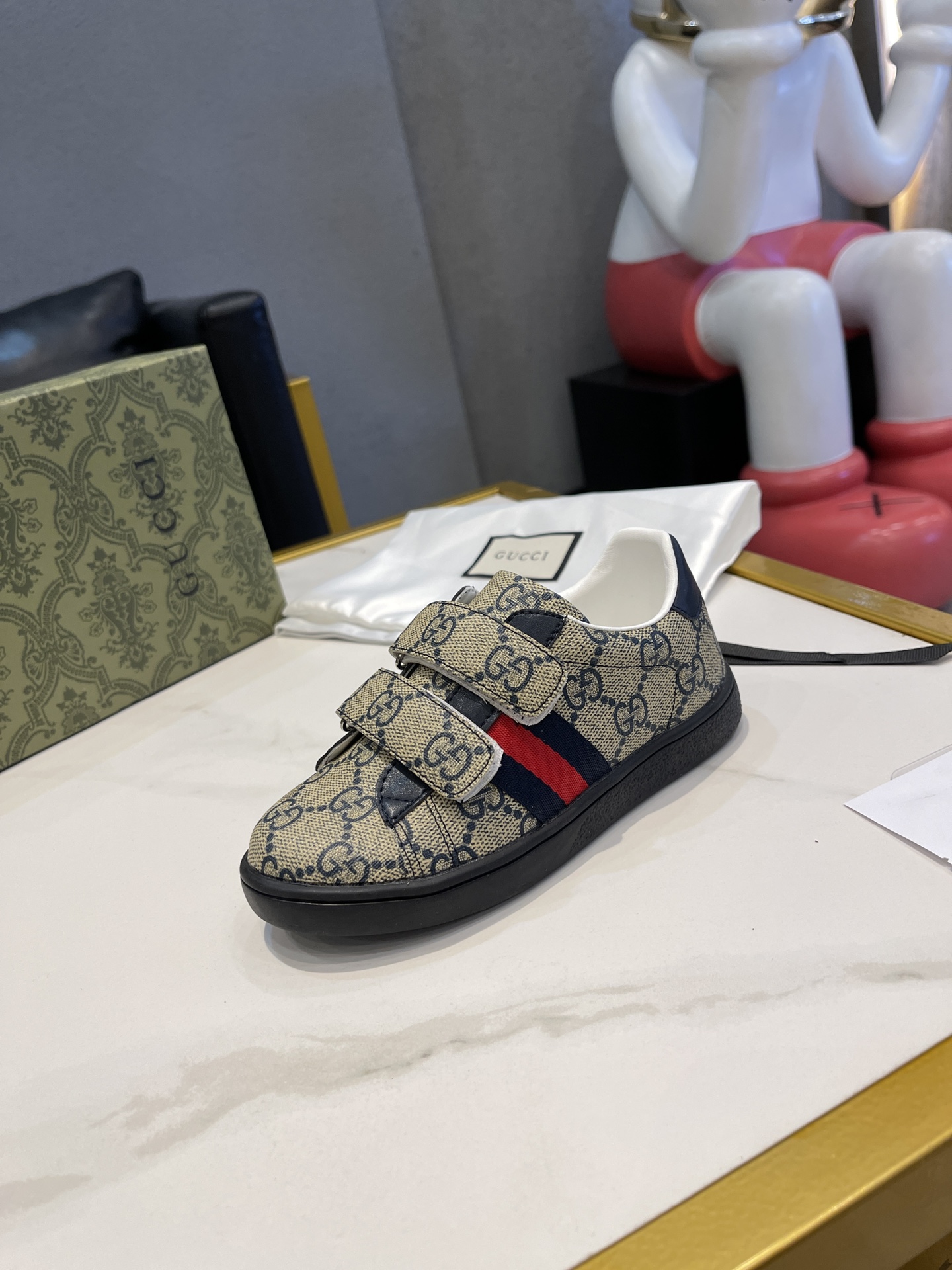 Children's shoes child
